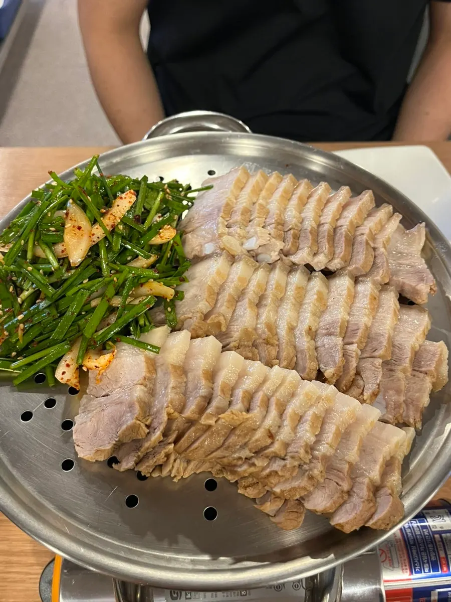 쌈 채소에 보쌈과 무말랭이를 올린 모습