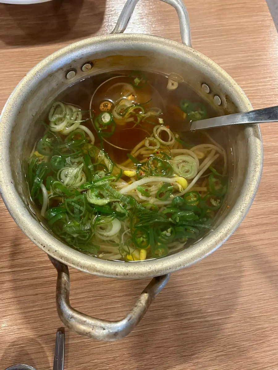 보쌈 쌈을 싸서 들어 올린 한 입