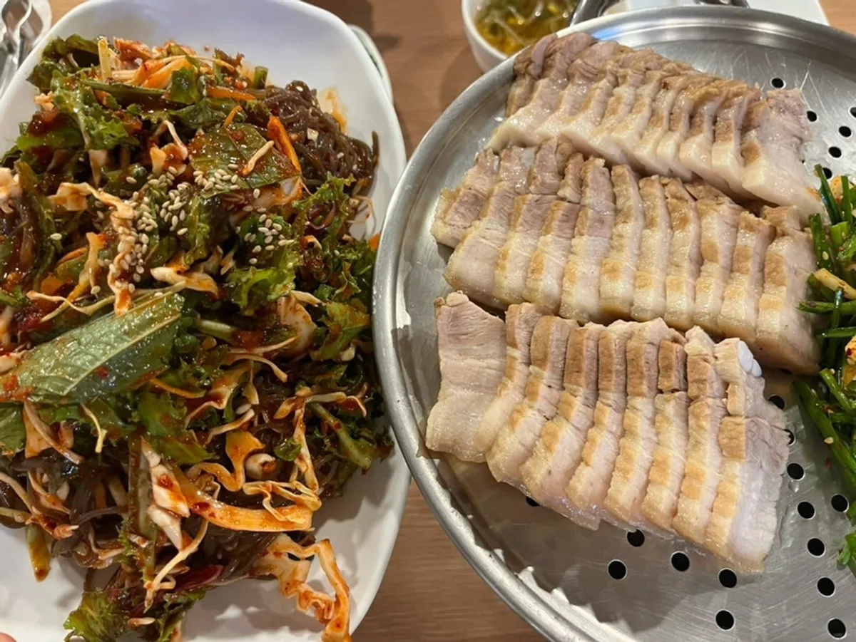 족보 보쌈 작은놈과 쟁반국수 상차림 전체