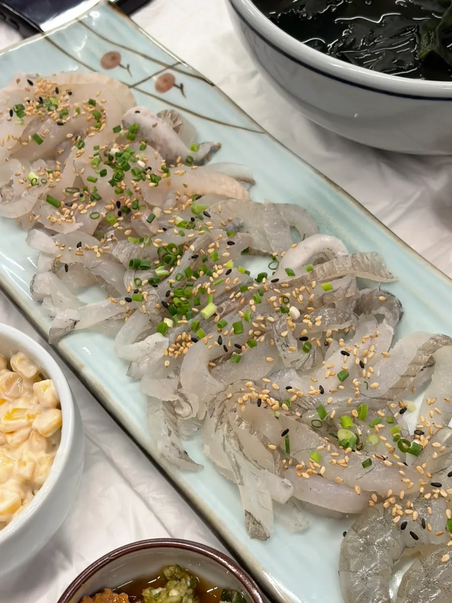 Thick-cut sashimi from live fish