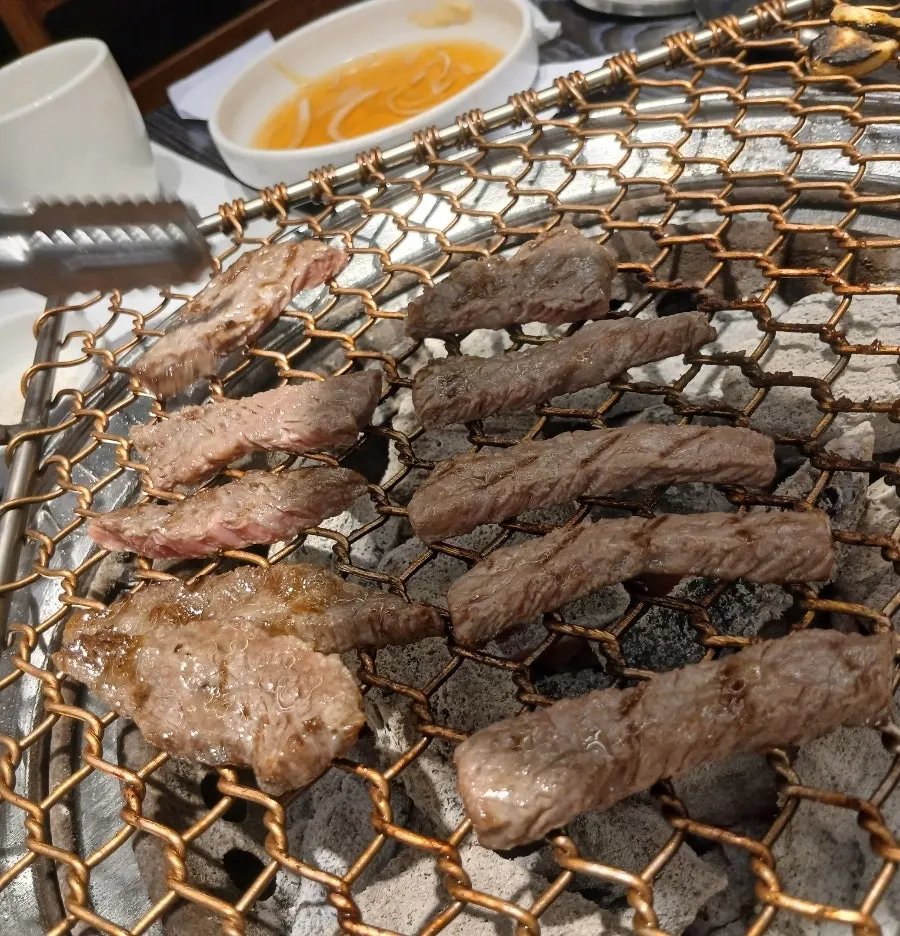 워낭명가 대전유성본점 한우 구이 모습