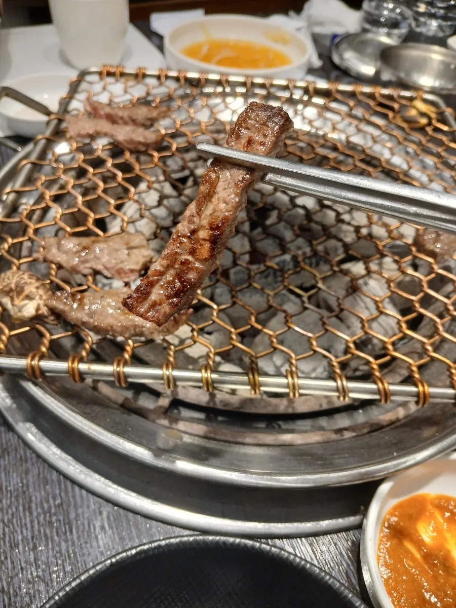살짝 구운 한우 등심 한 점