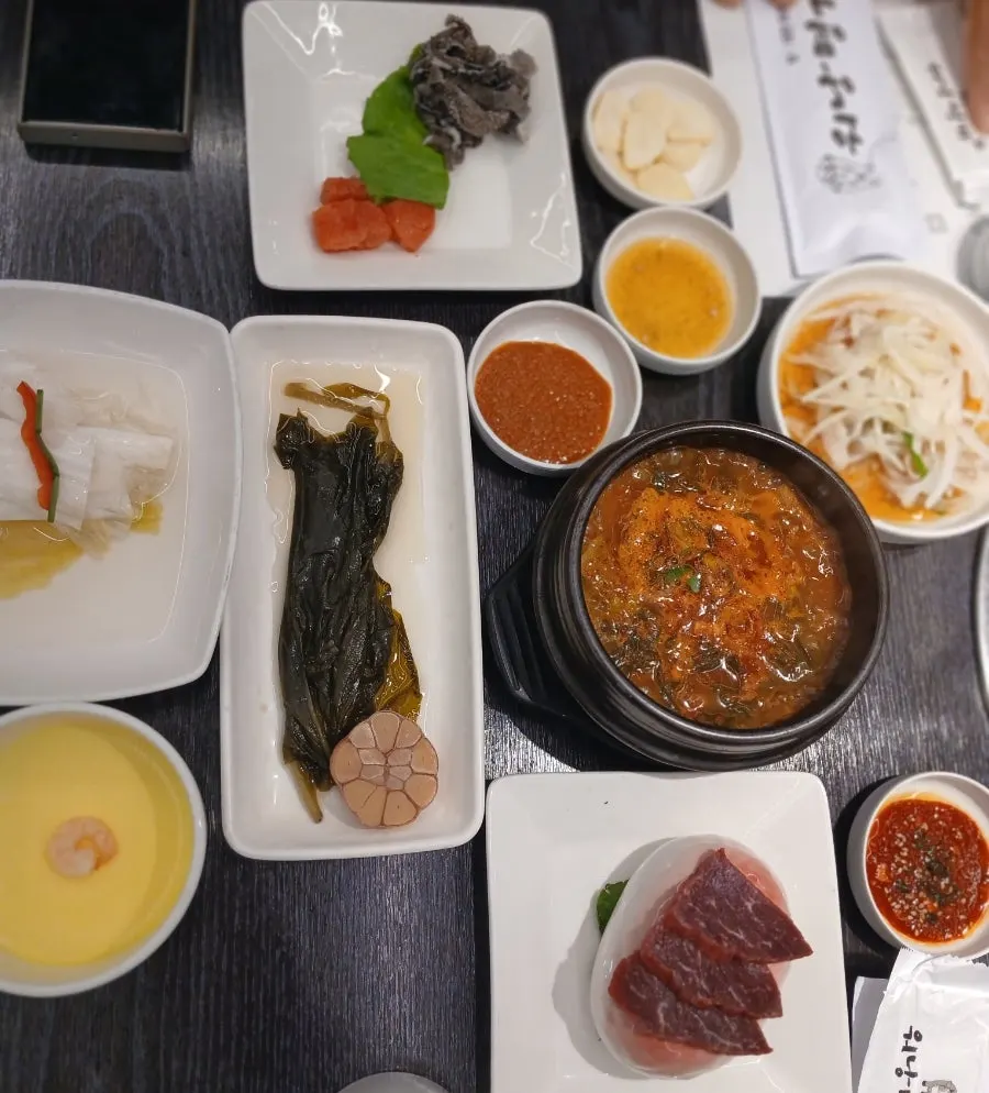 쌈과 함께 먹는 한우 한 점