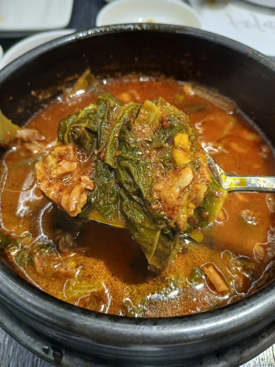 천엽과 명란, 달걀찜이 놓인 반찬 상차림