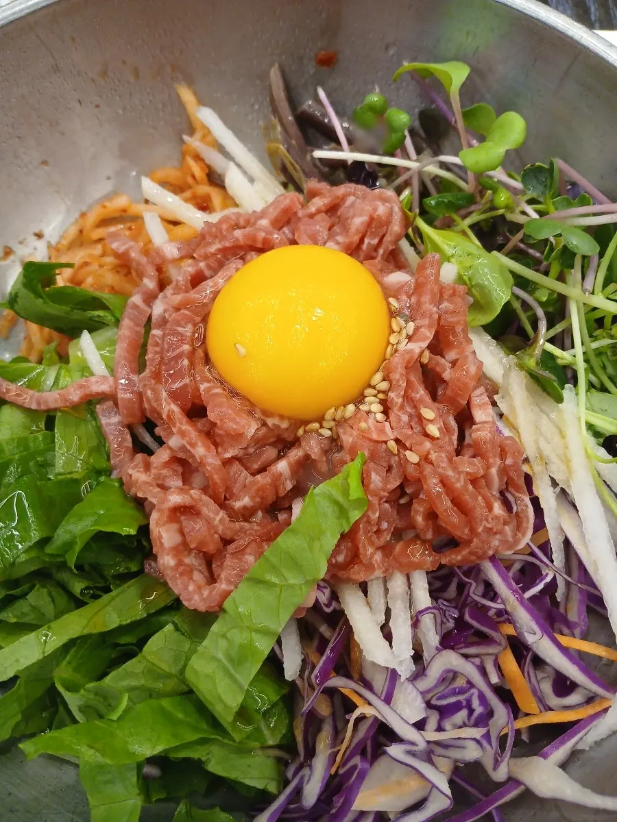 육회가 풍성하게 올라간 육회비빔밥