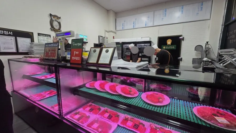 ภายในร้าน Worang Myeongga Daejeon Yuseong Main Branch ที่จัดโต๊ะไว้กว้างขวาง