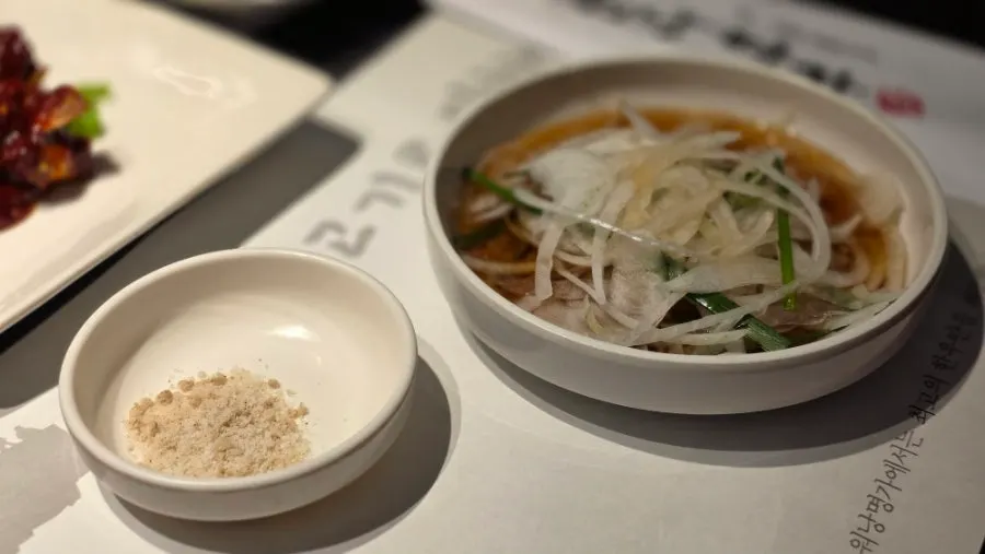 โต๊ะกับข้าวที่จัดมาเรียบร้อยพร้อมเนื้อฮันวู