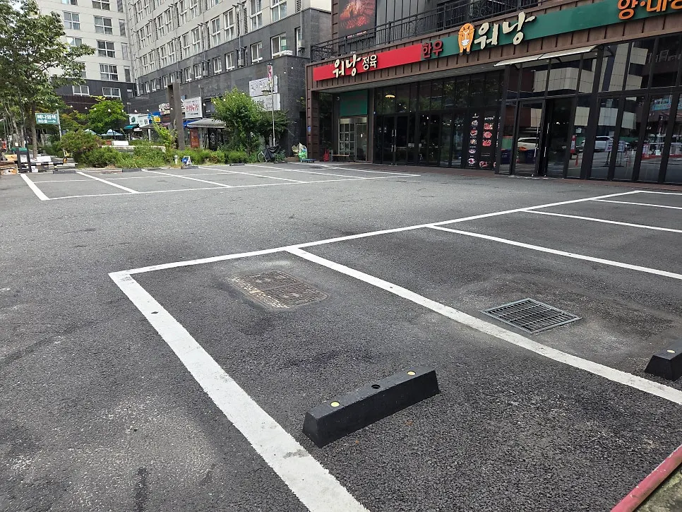 View of the spacious Worang Myeongga parking lot