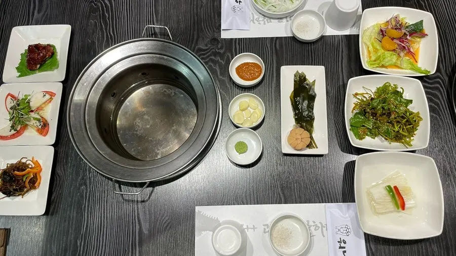 Side dishes served alongside the hanwoo