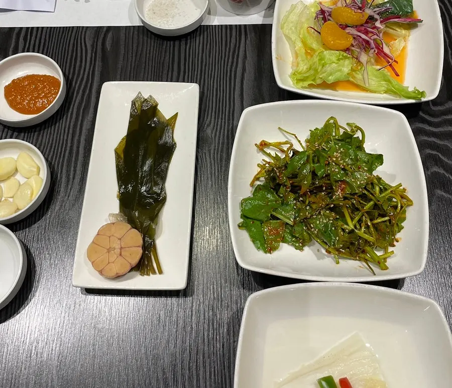 Salad and other side dishes served with the meat