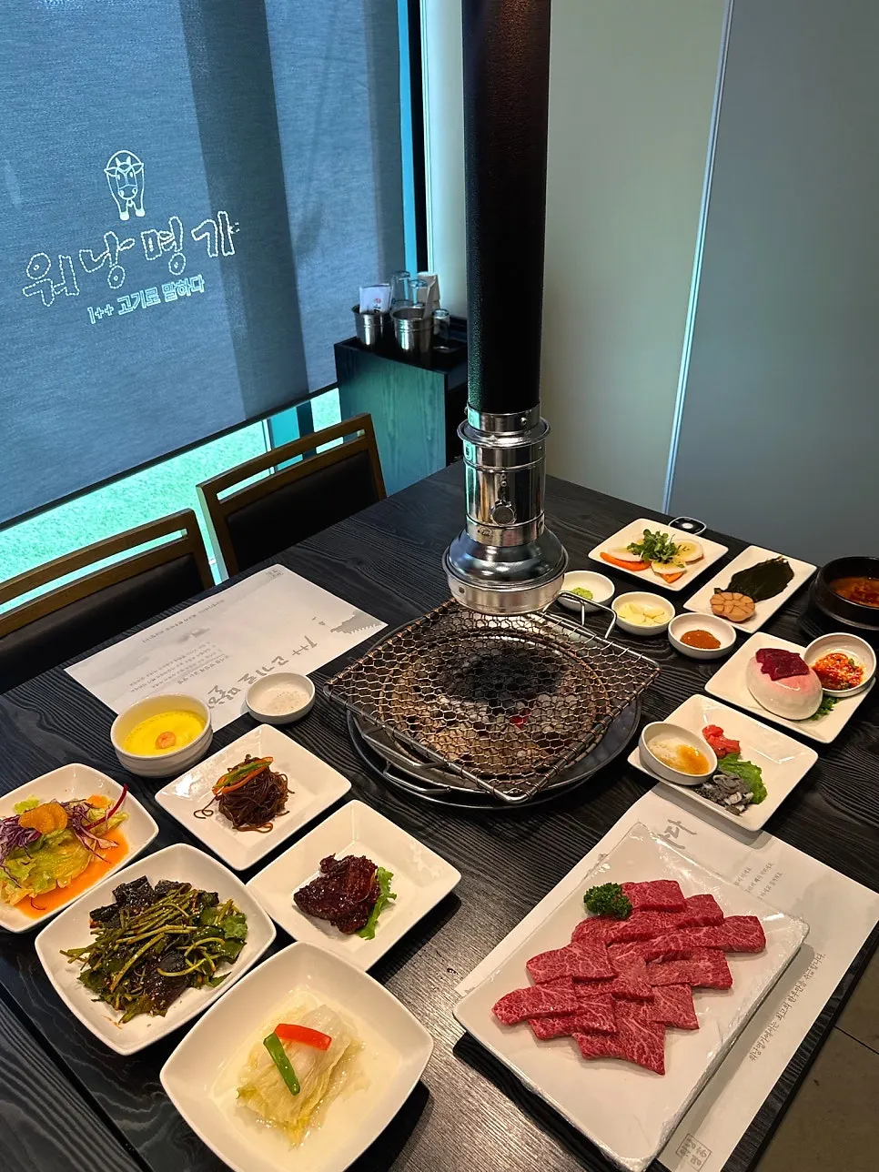 룸에 차려진 기본 상차림
