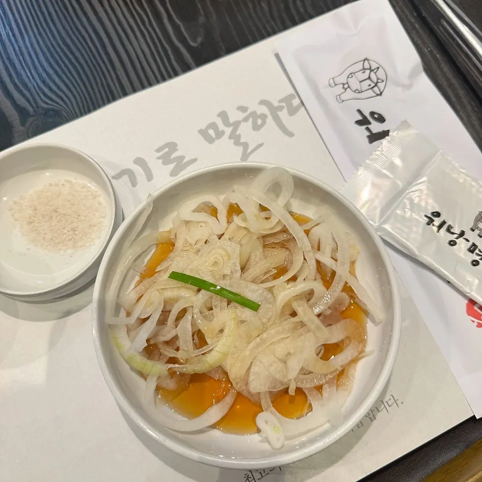 계란찜과 게장이 포함된 상차림