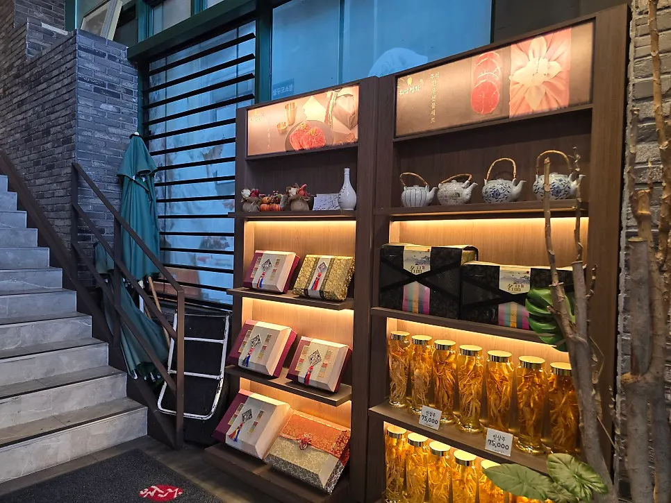 가족모임용 2층 룸 내부 테이블