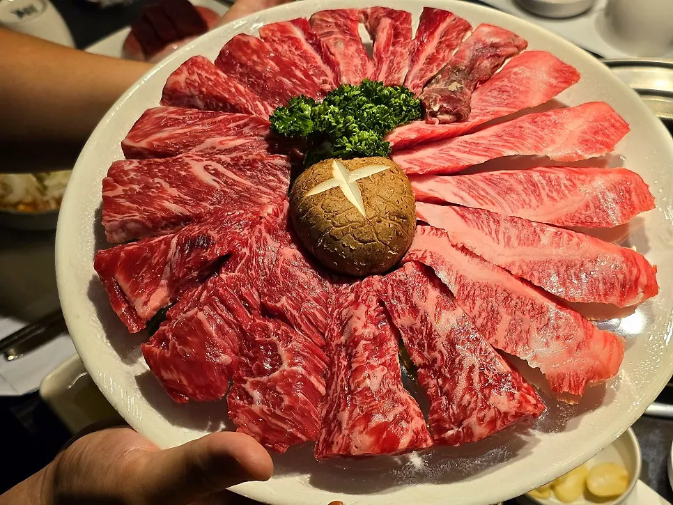 접시에 담긴 한우 특수부위모둠