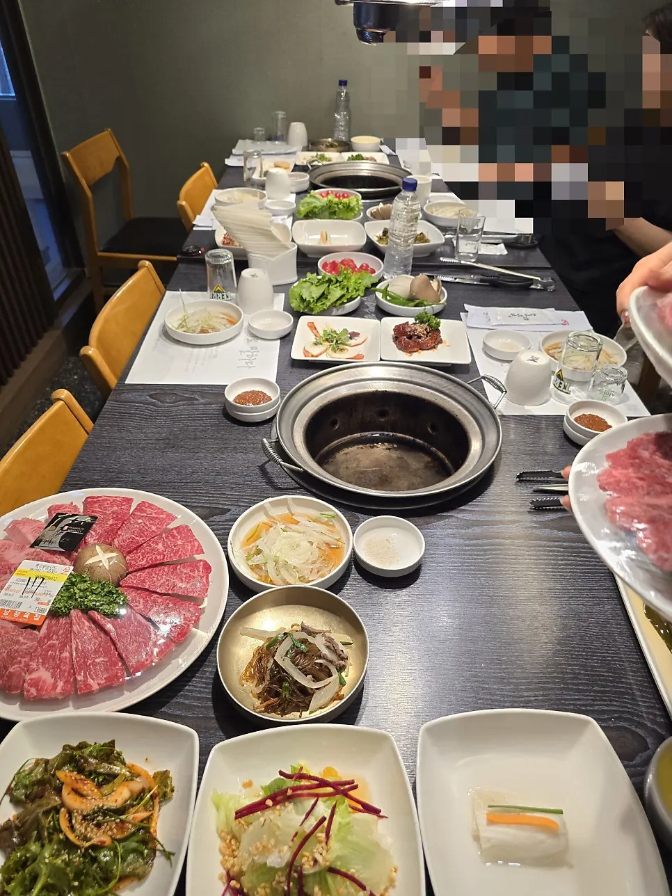 소금에 찍어 먹는 한우 한 점