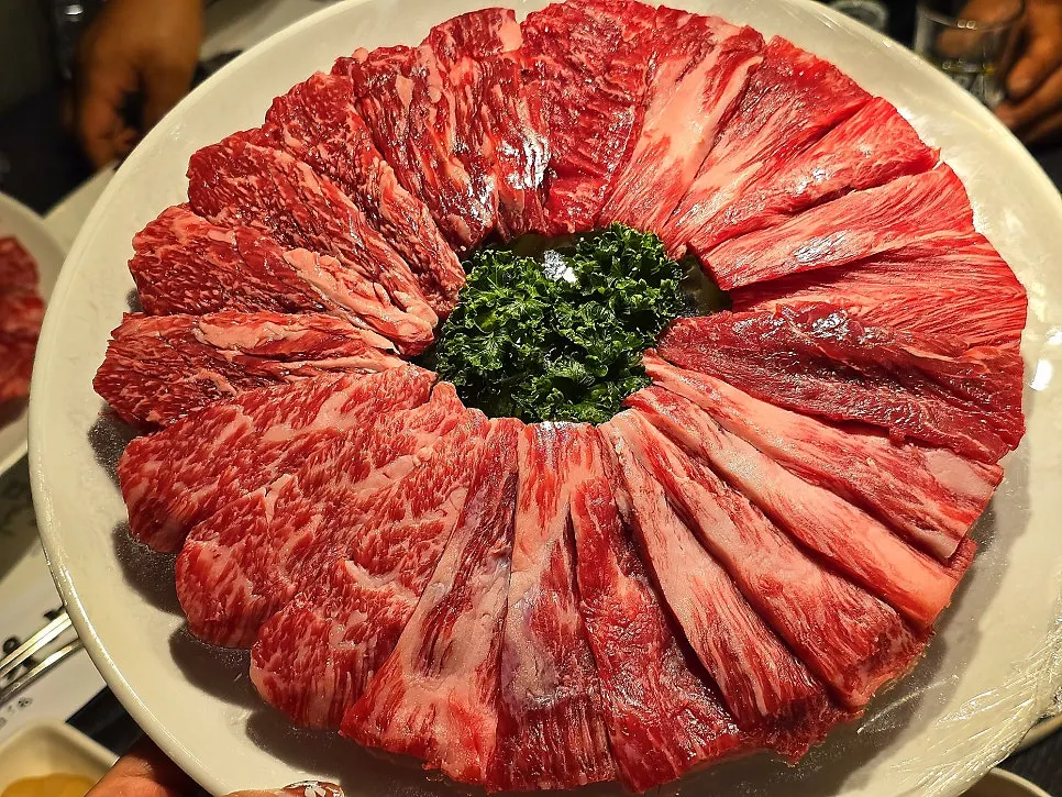육즙이 남게 구운 한우 고기