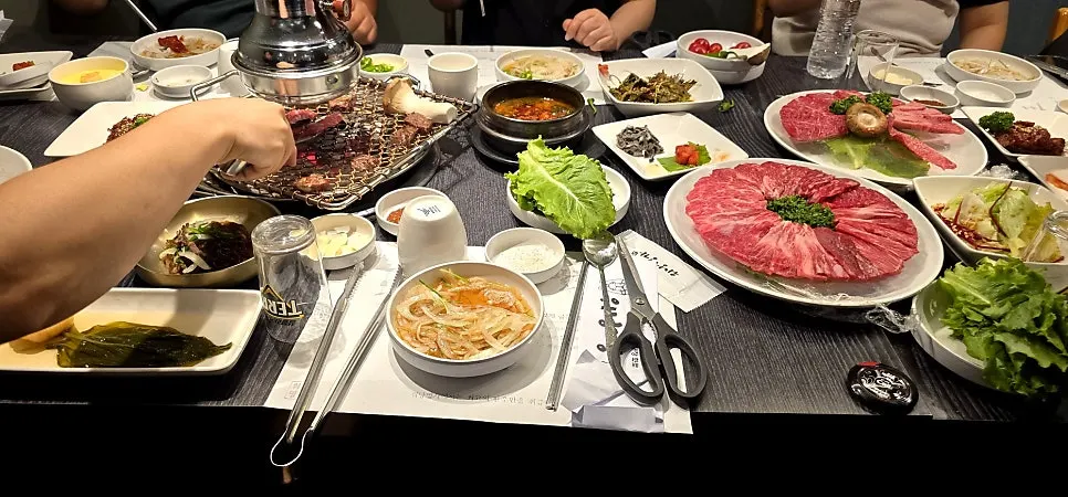 여러 부위가 함께 나온 한우 모둠 접시