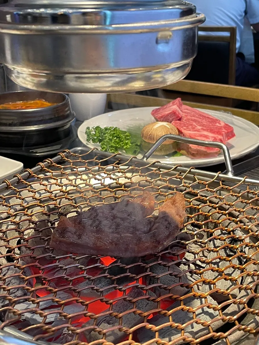 Ugeoji-tang soup and cheonyeop served alongside the meat