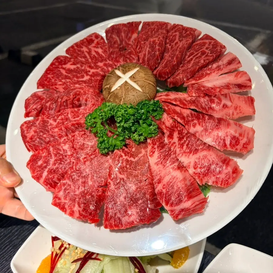 韓牛の特殊部位盛り合わせの一皿