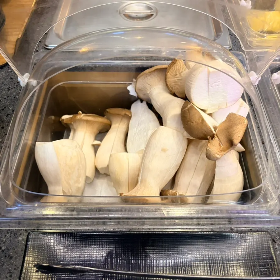 鉄板で焼かれる特殊部位ときのこ