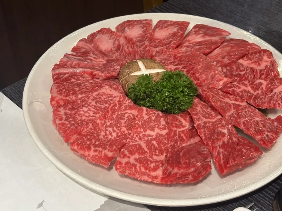 숯불이 놓인 고기 테이블