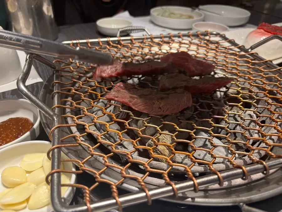 숯불 위에서 익는 한우 특수부위