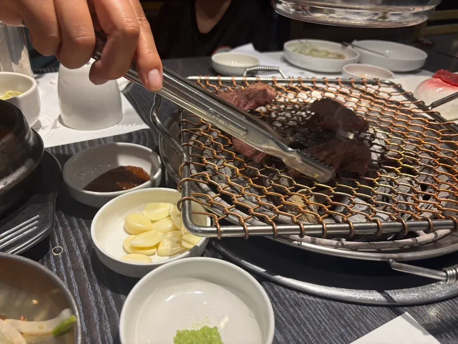 구워진 한우 고기 클로즈업