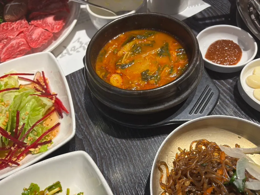 식사 메뉴로 주문한 공기밥과 냉면