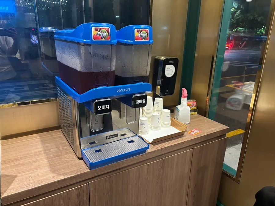 셀프바에 놓인 반찬과 곁들임