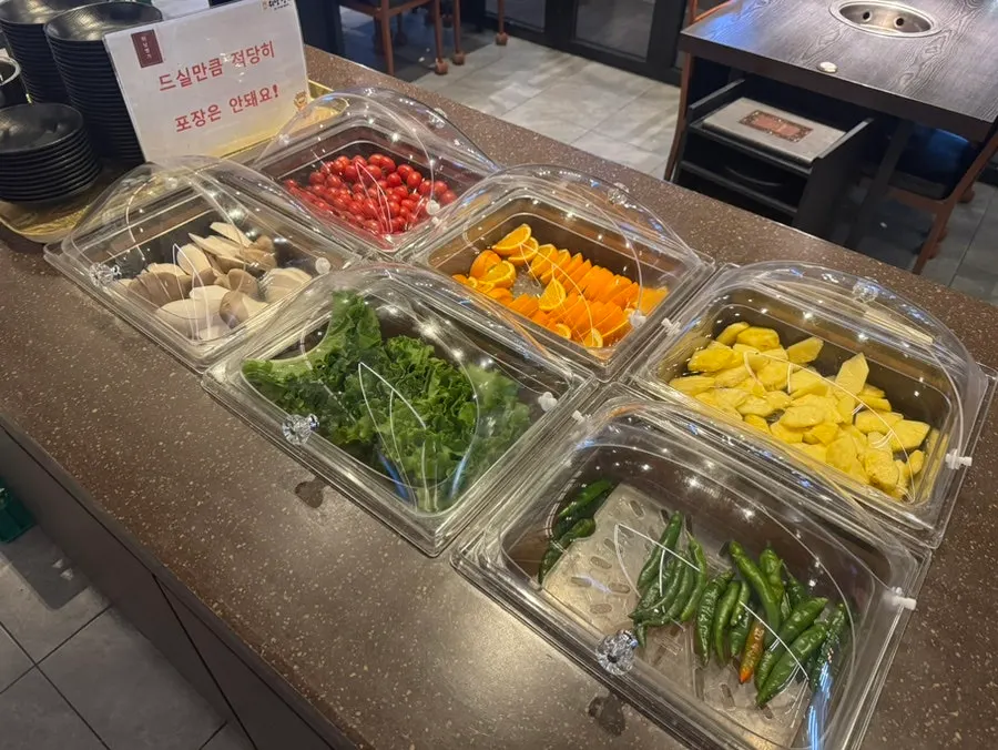셀프바의 버섯과 방울토마토, 파인애플