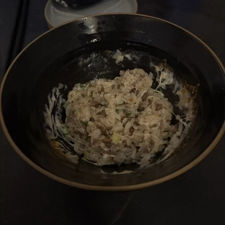 따끈한 그릇에 담긴 트러플 갈비솥밥