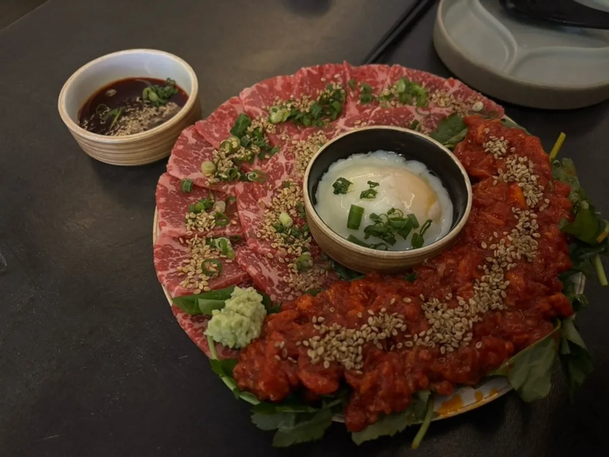 트러플 갈비솥밥과 술이 놓인 테이블