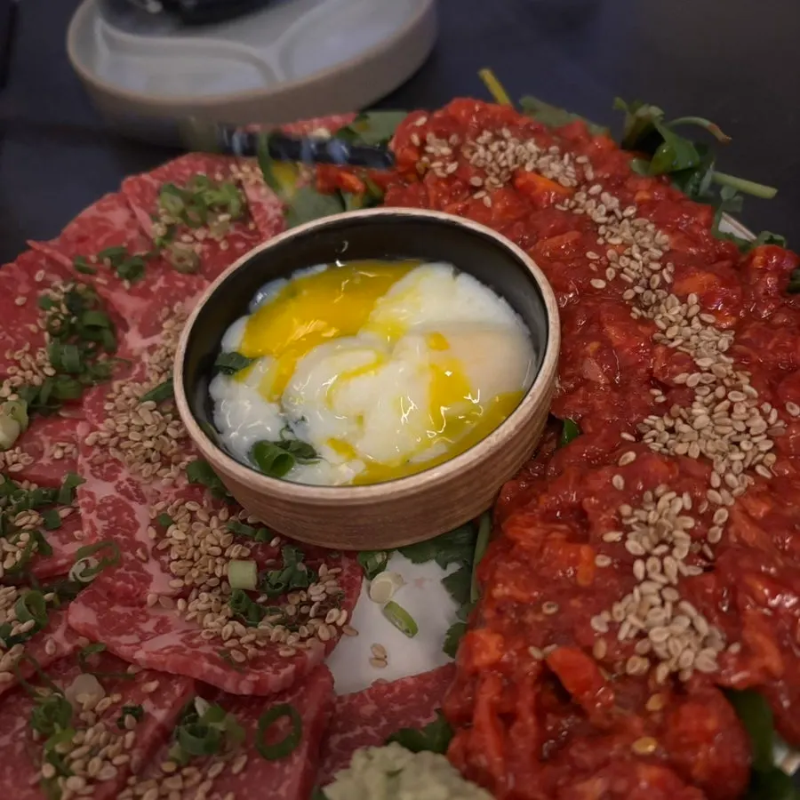 마블링이 보이는 육사시미 접시
