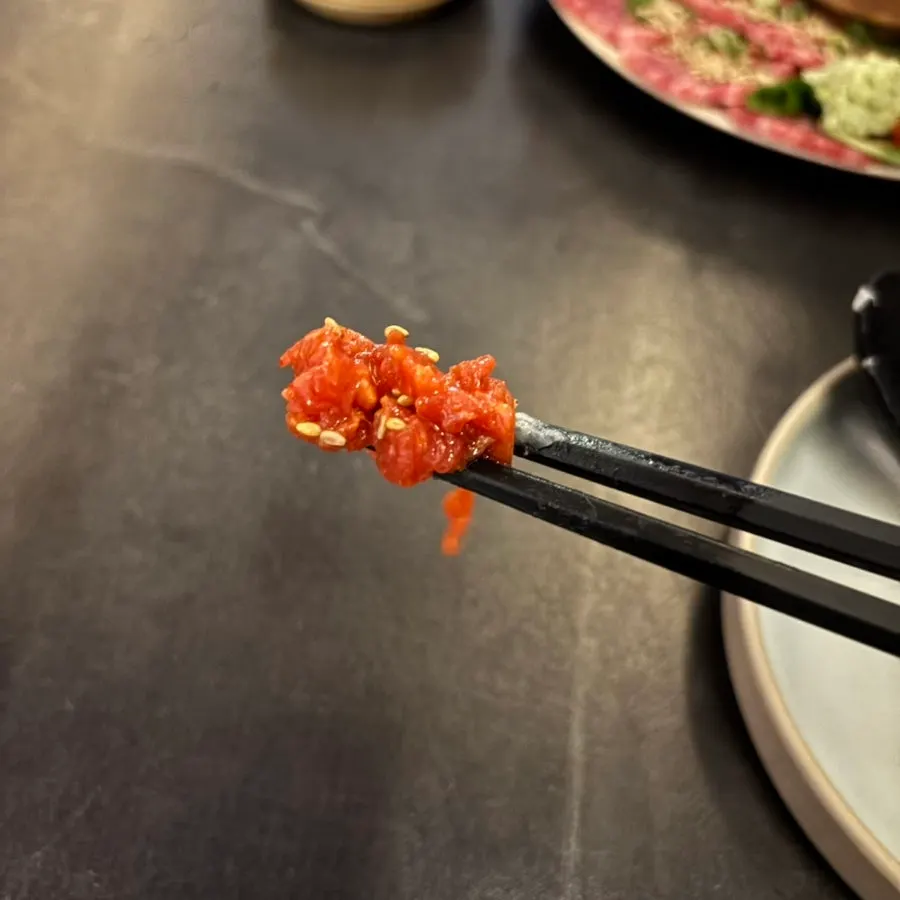 세트 가운데 놓인 수란