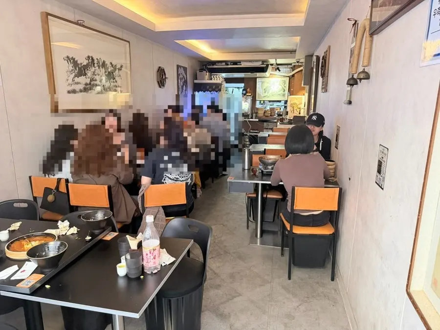 일요일 낮에도 손님으로 가득 찬 워낭 사당본점 매장 내부