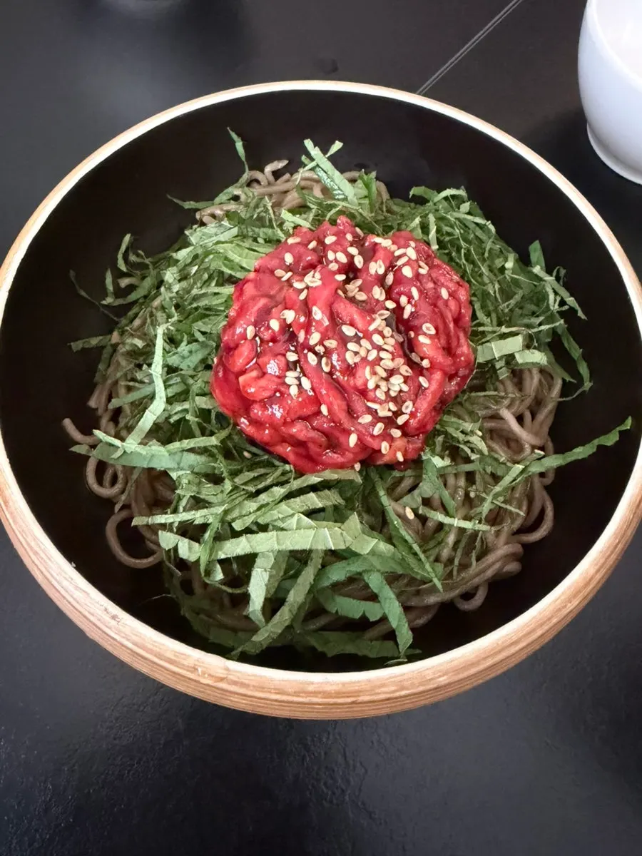육회와 메밀면, 깻잎이 어우러진 육회비빔면