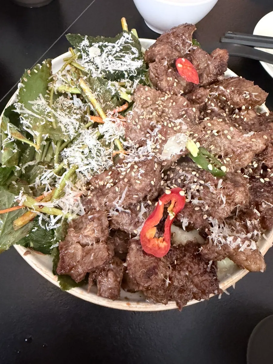 야채와 함께 나온 숯불갈비 한 접시