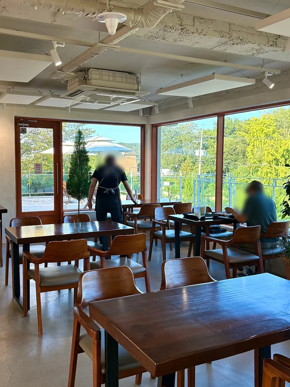 2층 테라스에서 내려다본 정원