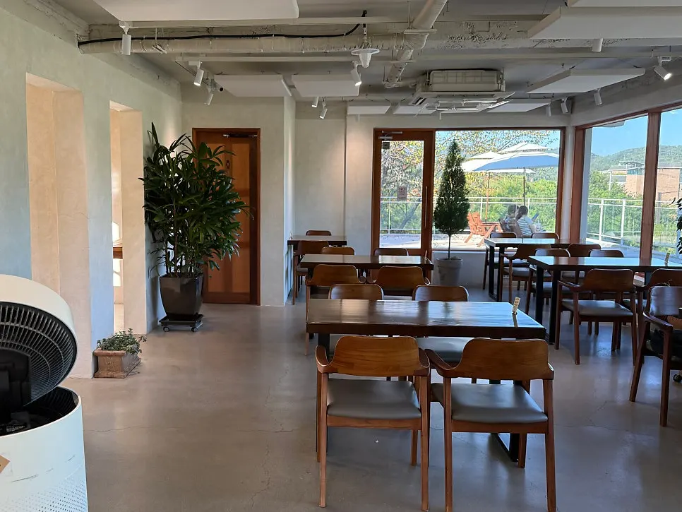 Quiet 2nd floor seating