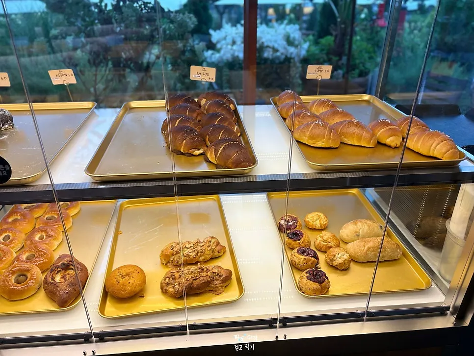 Bread displayed on shelves at Baedagol Bakery House