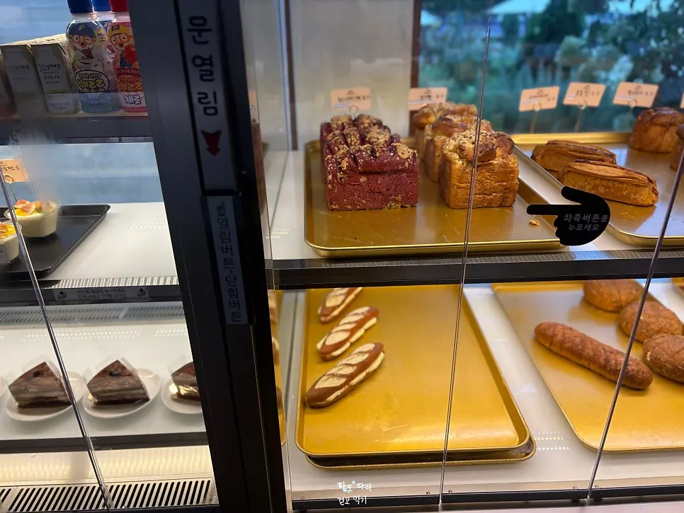 Display case with freshly baked in-store bread