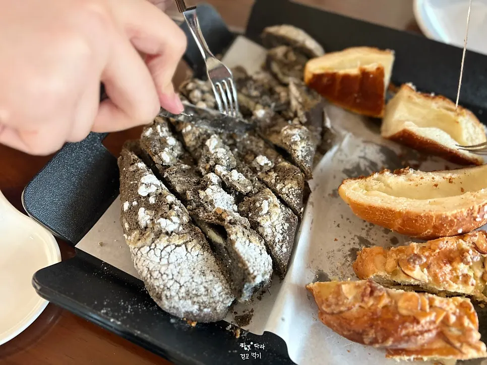 Squid ink crumble bread topped with crumble