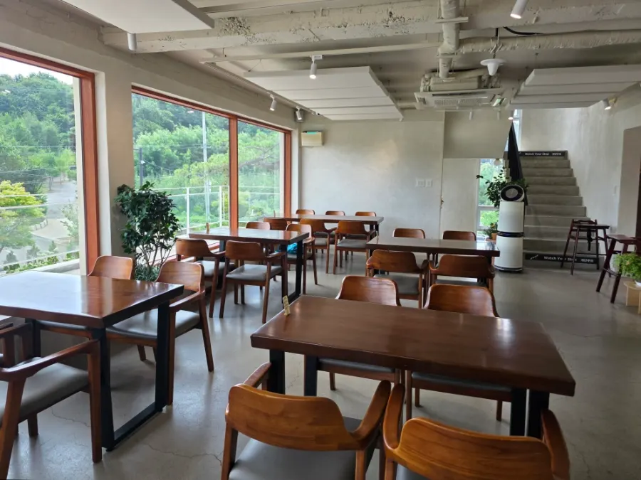2층 실내 좌석 전경