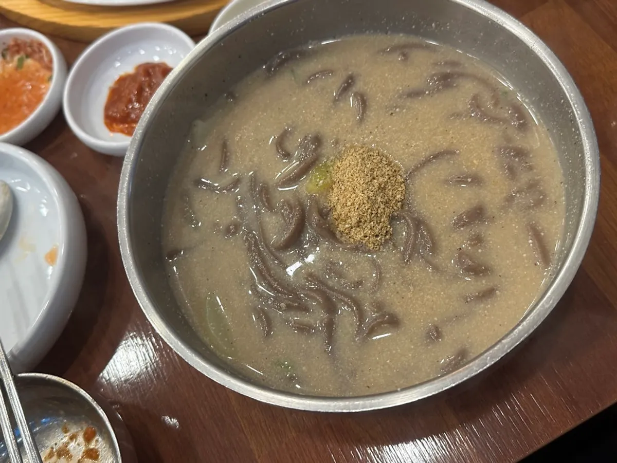 Makguksu with broth poured in, made into a water-bibim style dish