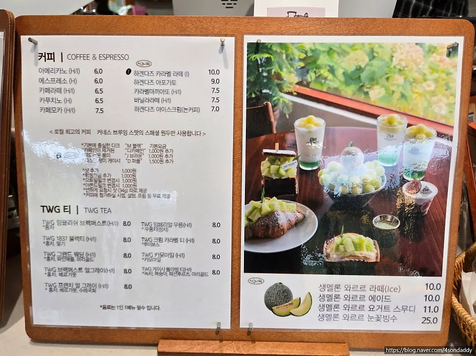 카운터 주변 실내 전경