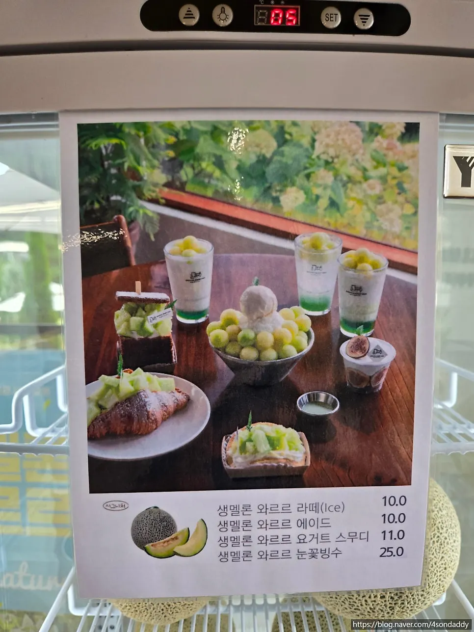 멜론 메뉴 안내가 보이는 주문대