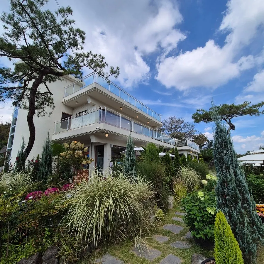 Garden scenery at Baedagol Bakery House in Goyang's Wondang