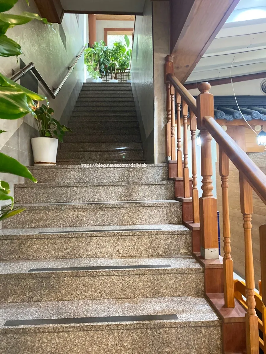 Seating on the 1st and 2nd floors of the Korean set-meal restaurant