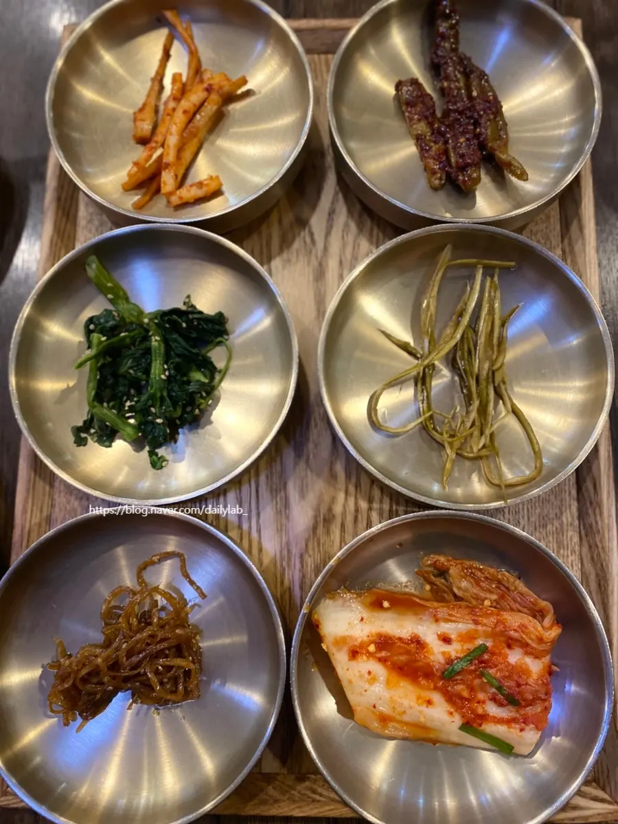 Table setting at the Korean set-meal restaurant