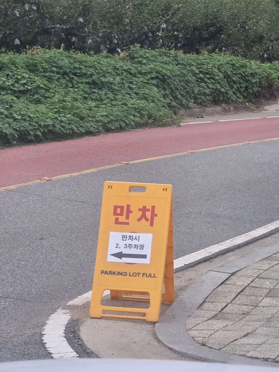 넓은 베이커리 카페 공간